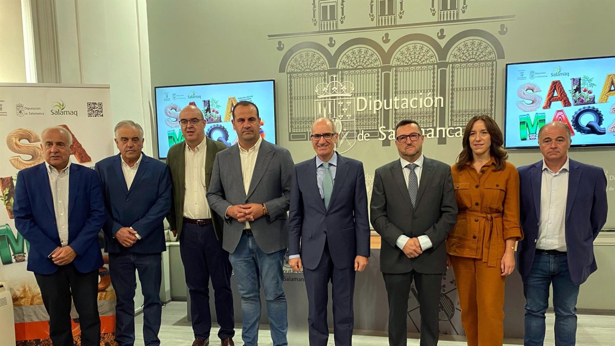 El presidente de la Diputación de Salamanca, Javier Iglesias, junto a varios diputados en Salamaq