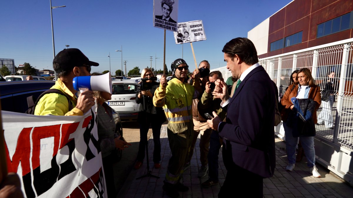 Cuatro operarios forestales se concentran durante la visita del consejero de Medio Ambiente, Vivienda y Ordenación del Territorio, Juan Carlos Suárez-Quiñones a Villadangos del Páramo (León)
