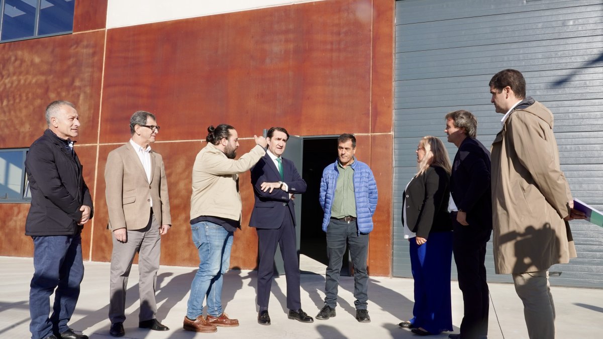 El consejero de Medio Ambiente, Vivienda y Ordenación del Territorio, Juan Carlos Suárez-Quiñones, visita las naves logísticas promovidas por la Junta en el polígono de Villadangos del Páramo