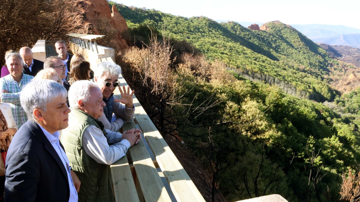 Gonzalo Santonja visita las obras de rehabilitación del Mirador de Orellán