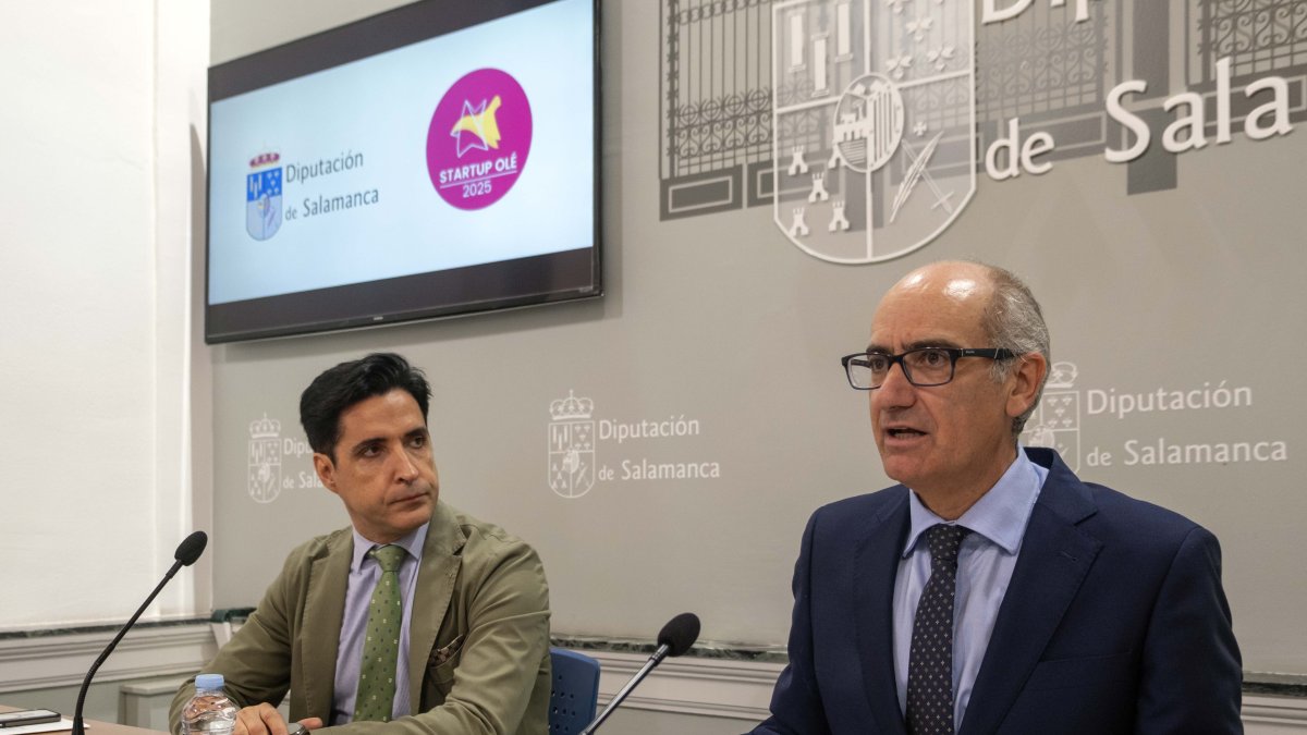 El presidente de la Diputación de Salamanca, Javier Iglesias, y el CEO de StartUp Olé, Emilio Corchado, presentan la colaboración institucional en la nueva edición de StartUp Olé 2025.