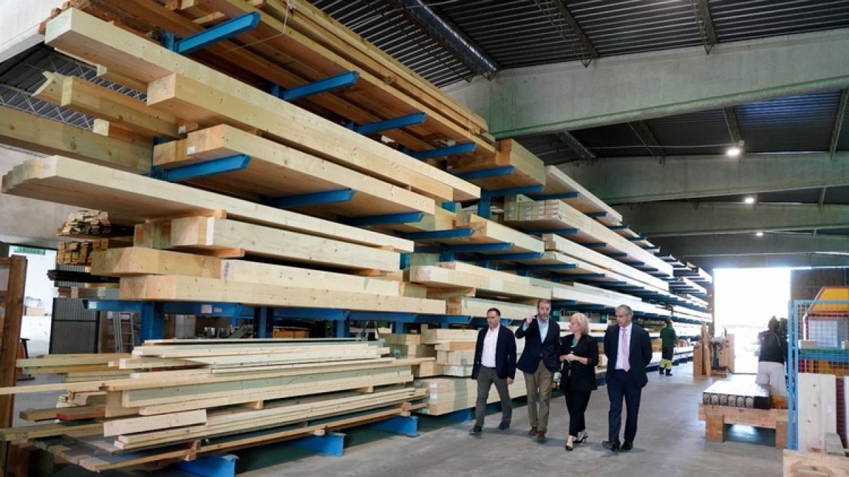 Leticia García, consejera de Industria, Comercio y Empleo, durante la visita a la empresa Maderas Pisuerga.