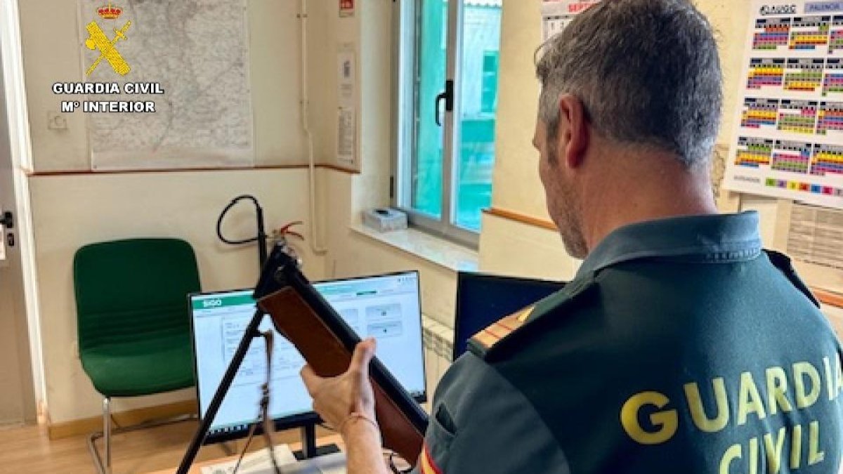 Agente de la Guardia Civil con una escopeta de perdigones.