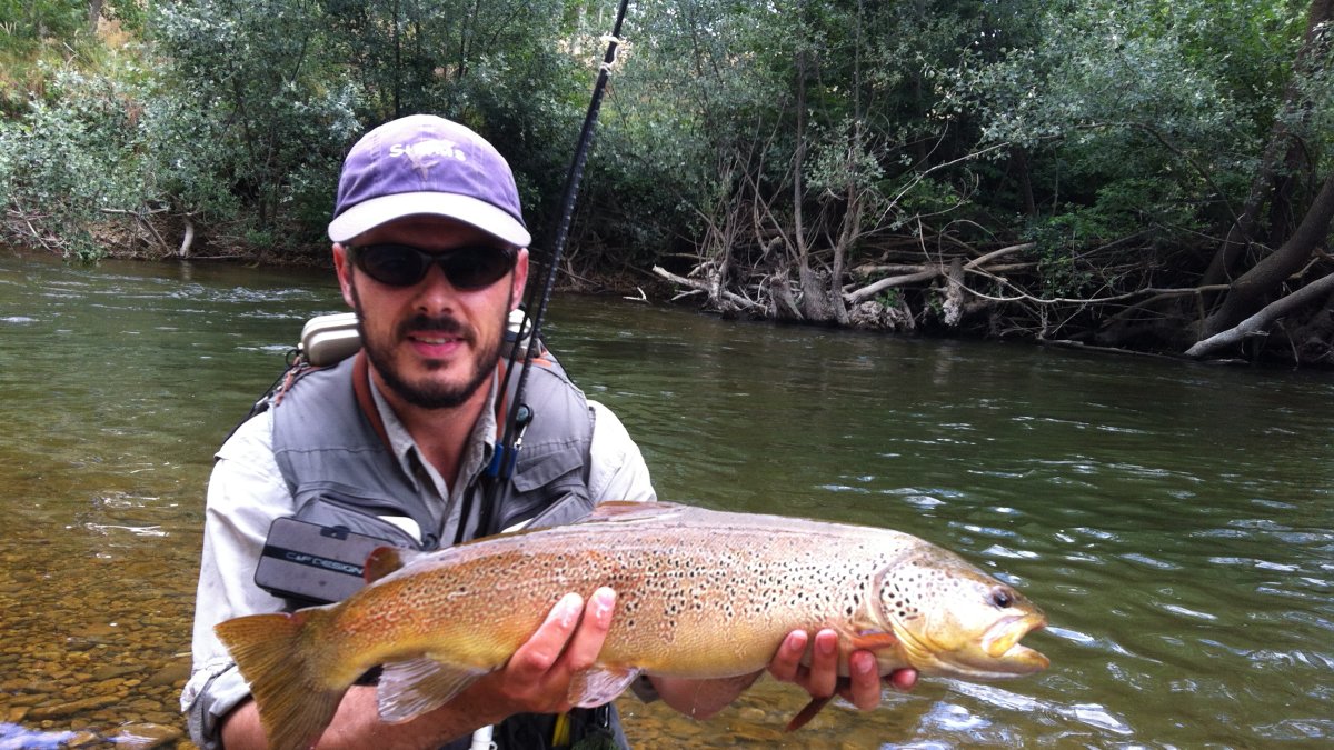 El leonés Rubén Santos Becerro con una captura en una prueba celebrada en León