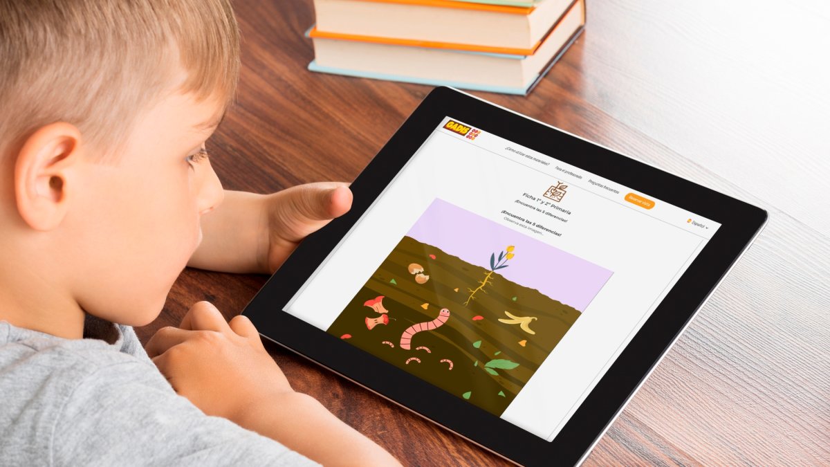 Un niño disfruta del programa 'Alimentes' que realiza Gadis