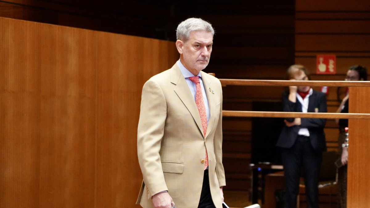 El procurador socialista José Luis Vázquez a su llegada a la segunda sesión del Pleno de las Cortes este miércoles.