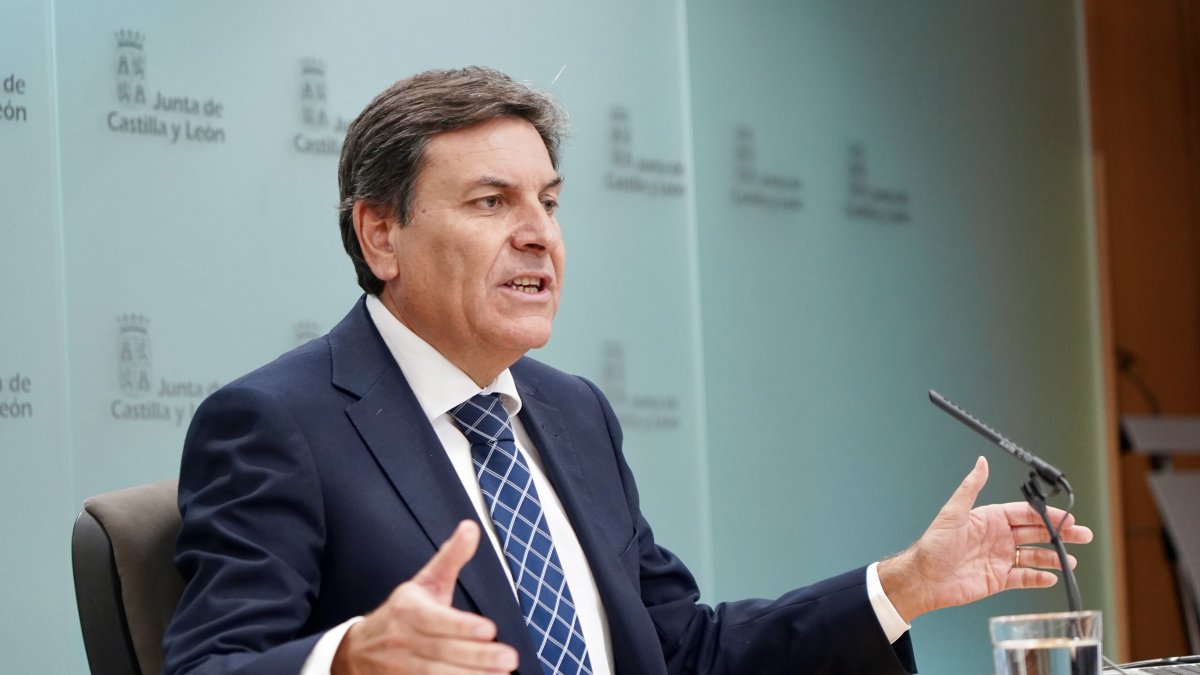 El consejero de Economía y Hacienda y portavoz, Carlos Fernández Carriedo, comparece en rueda de prensa posterior al Consejo de Gobierno.