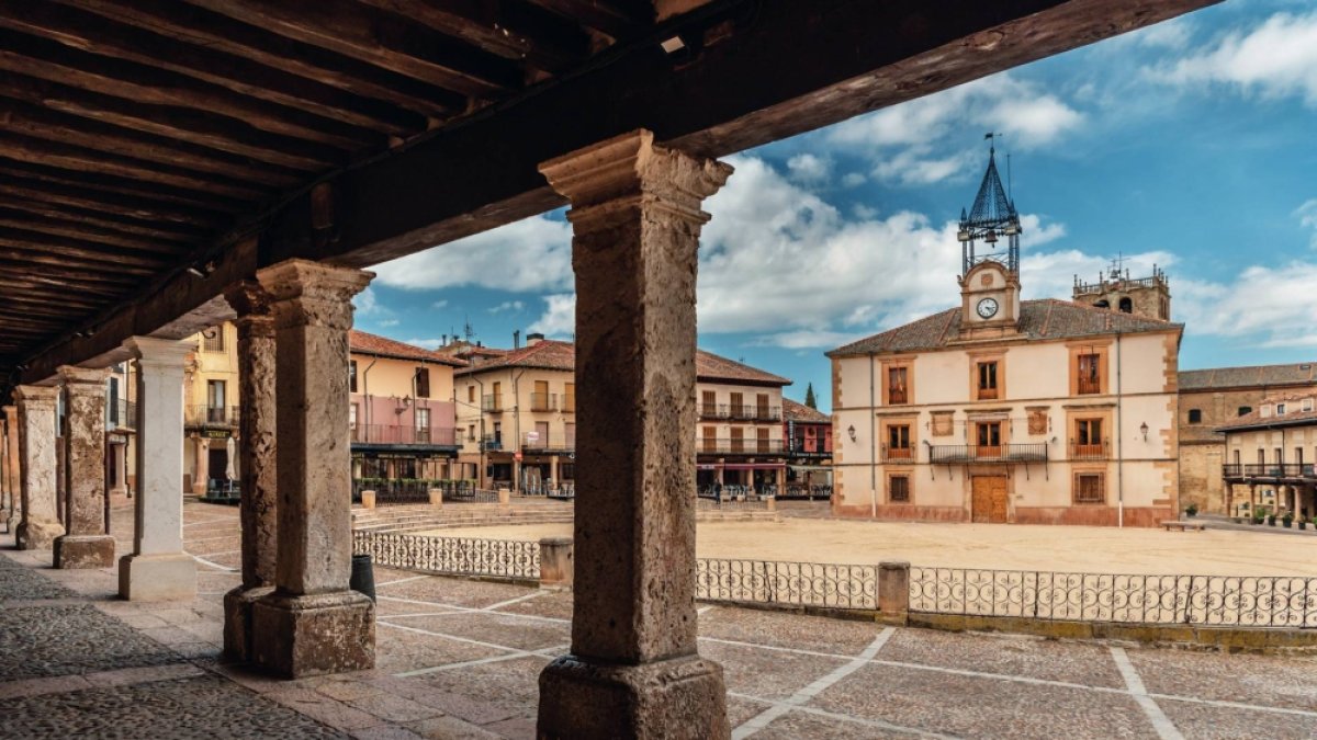 Vista desde los soportales de la Plaza Mayor de Riaza