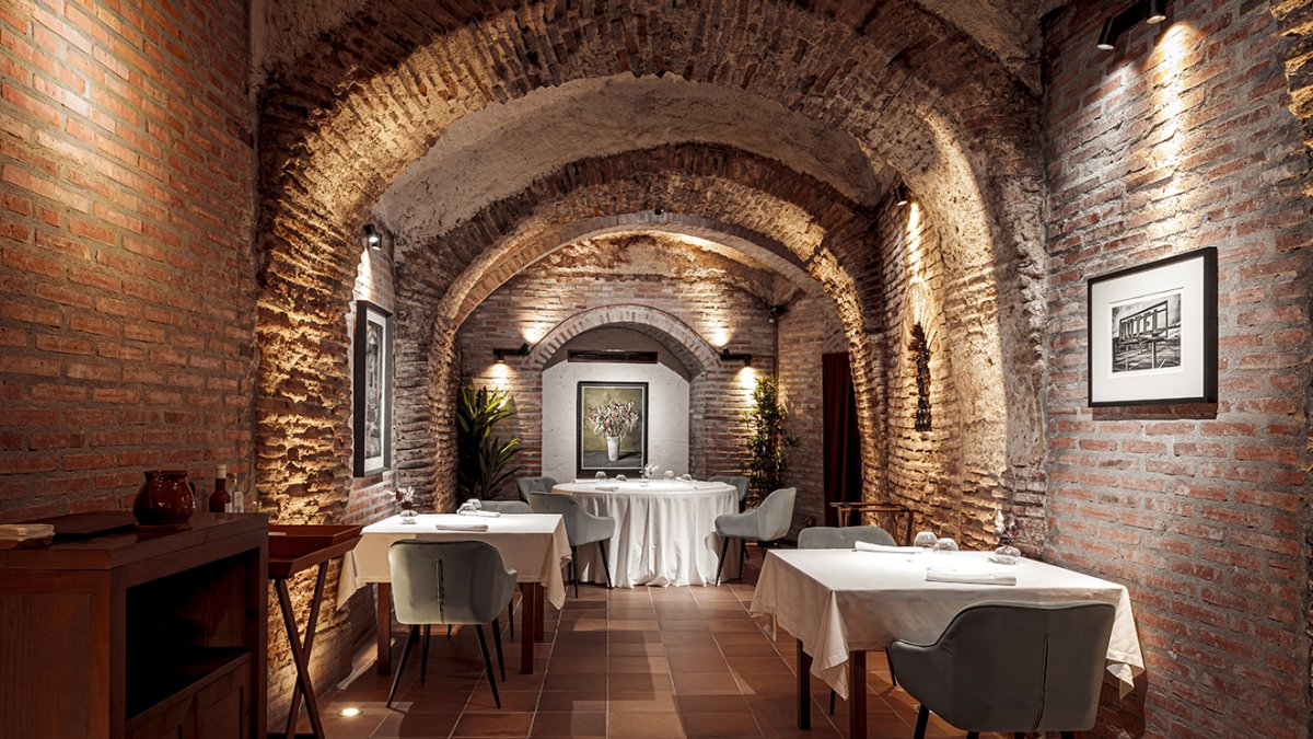 Comedor que ocupa una de las salas de la galería subterránea ubicada a 20 metros de profundidad