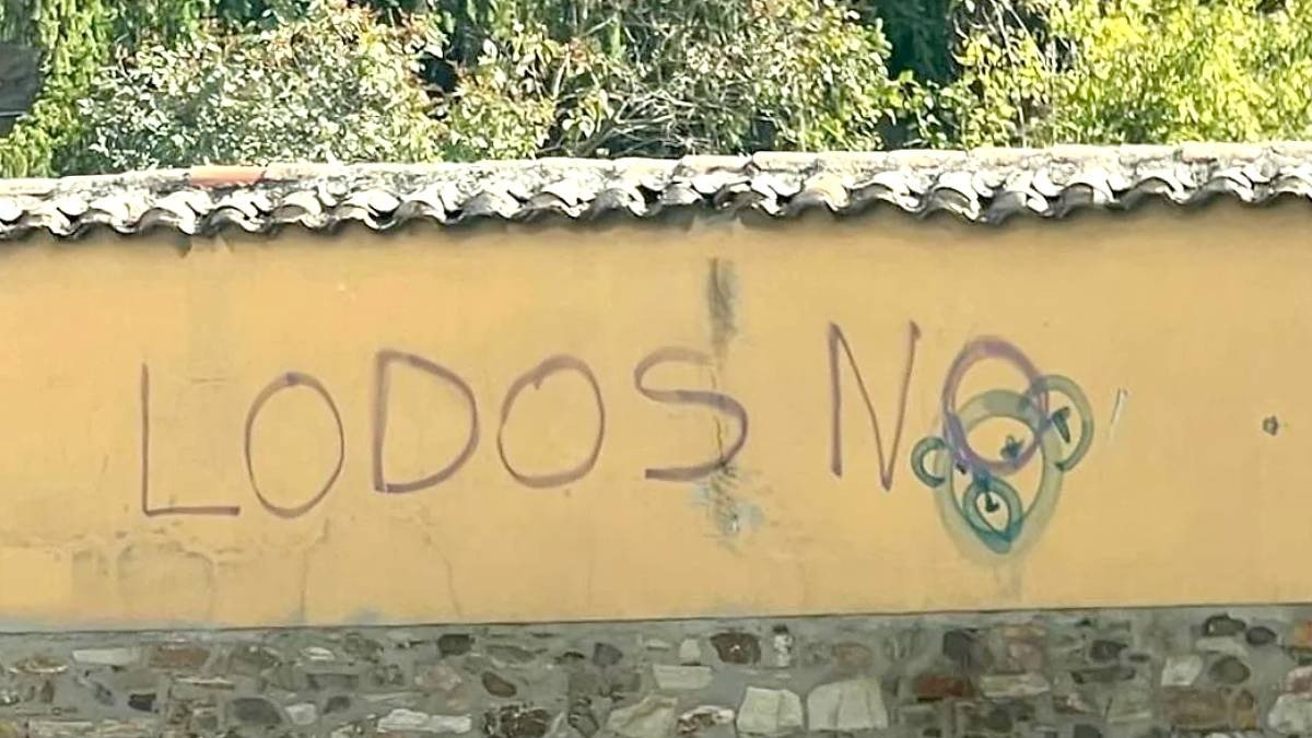Una de las pintadas 'Lodos no' en Astorga