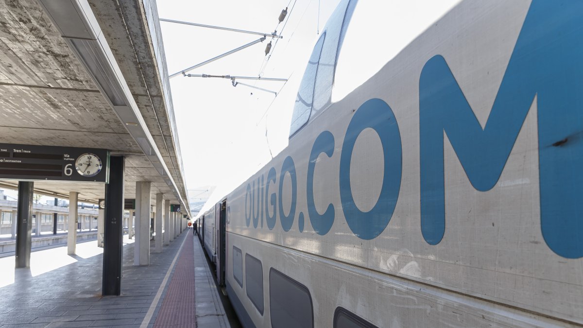 Tren Ouigo en la estación de Segovia