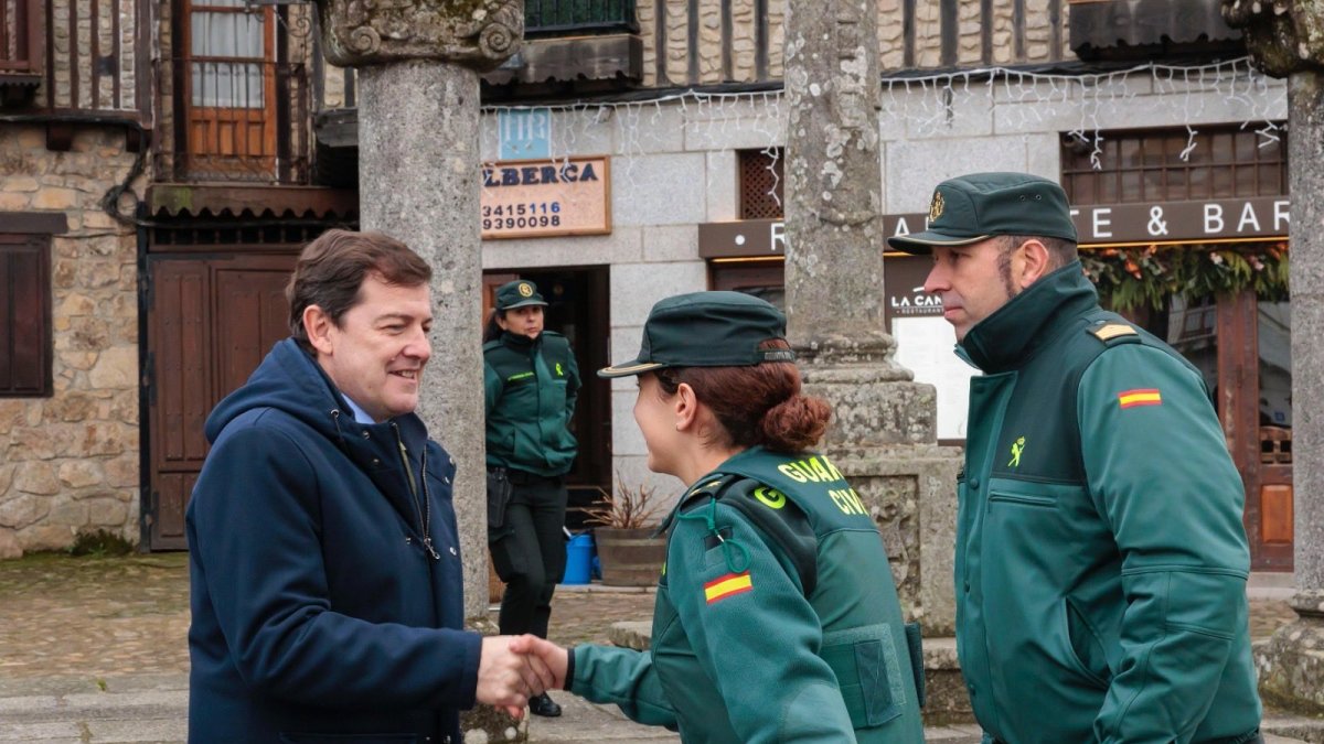 Mañueco junto a varios agentes de la Guardia Civil