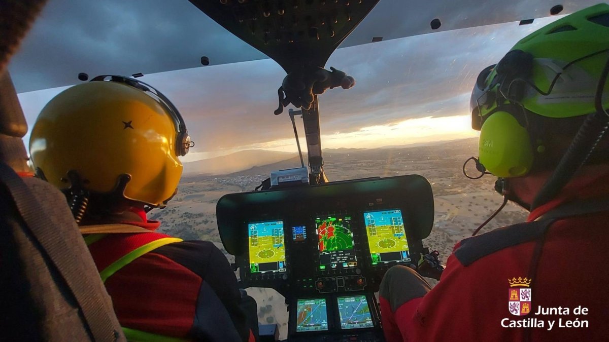 Helicóptero de rescate de un joven de 19 años auxiliado en la Peña Negra en Candelario (Salamanca)