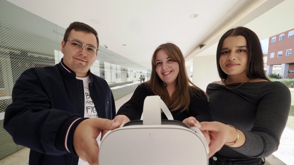 Javier Garcia, Noelia de Prado y Khadija Belaouja que han participado en el proyecto ‘VR Banking Senior’