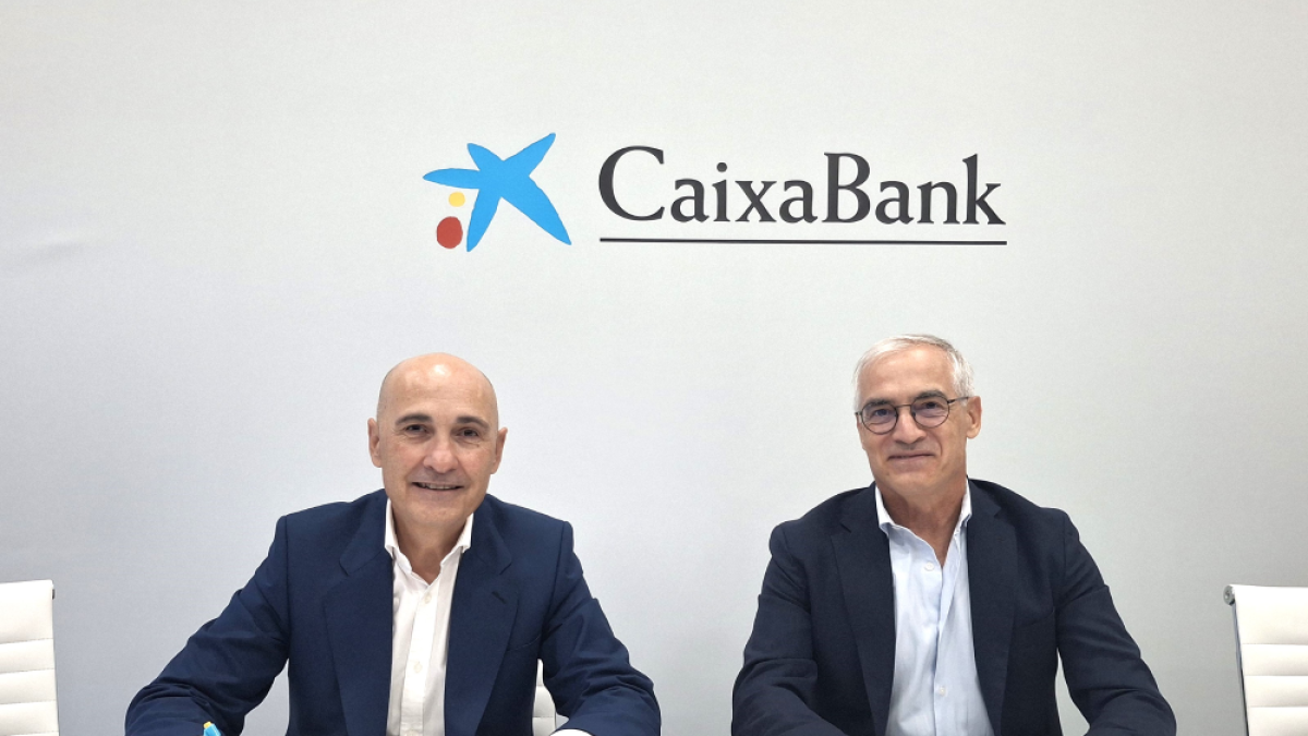 Jaime Campos, director de AgroBank, y Jose Luis Benítez, director general de la FEV.
