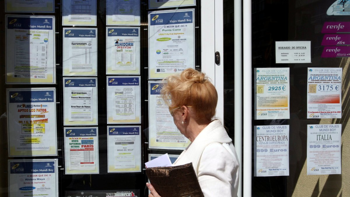 Escaparate de una agencia de viajes, en una imagen de archivo.