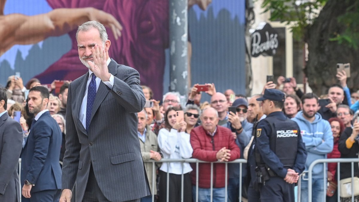 El Rey saluda a la concurrencia a su entrada al Congreso Nacional de la Empresa Familiar celebrado en Burgos.