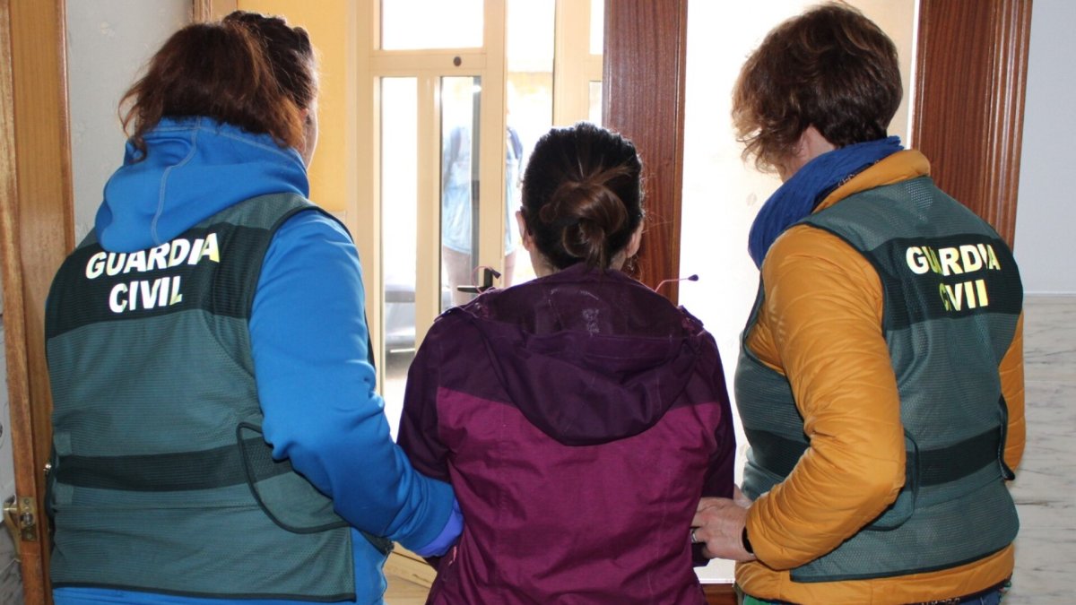 Dos agentes de la Guardia Civil acompañan a la detenida.