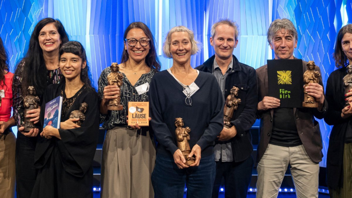 Foto de familia de los premiados, con Páramo y Kuballa-Cottone en el centro.