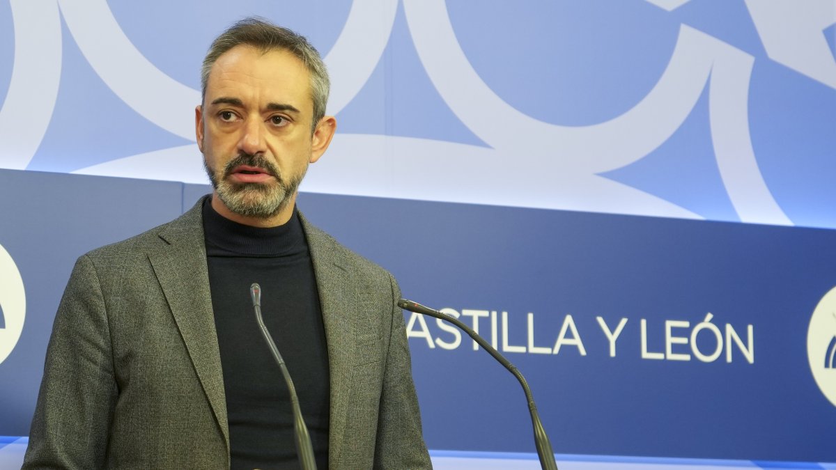 El portavoz parlamentario de Vox, David Hierro, durante la rueda de prensa.