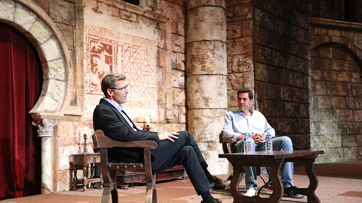 El director general de Eurocaja Rural, Víctor Manuel Martín López, participa en una Convención Comercial celebrada por MasOrange