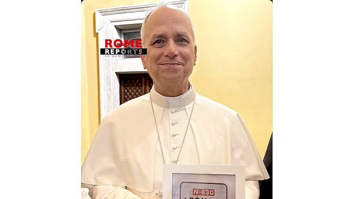 El papa León XIV posa con el cartel 'León 14'.