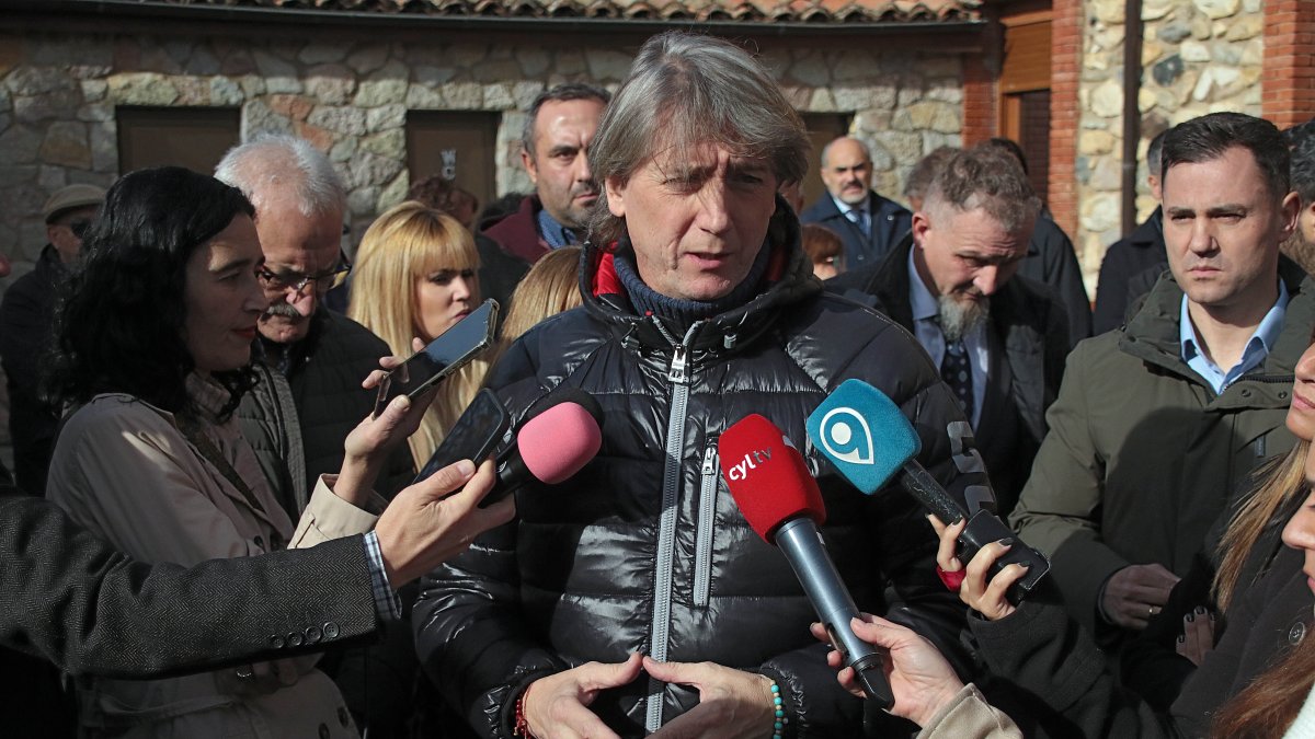 El secretario general del PSOE de Castilla y León y candidato a la Presidencia de la Junta, Carlos Martínez, durante su visita a la XXXIV Feria de la Cecina de Chivo de Vegacervera.