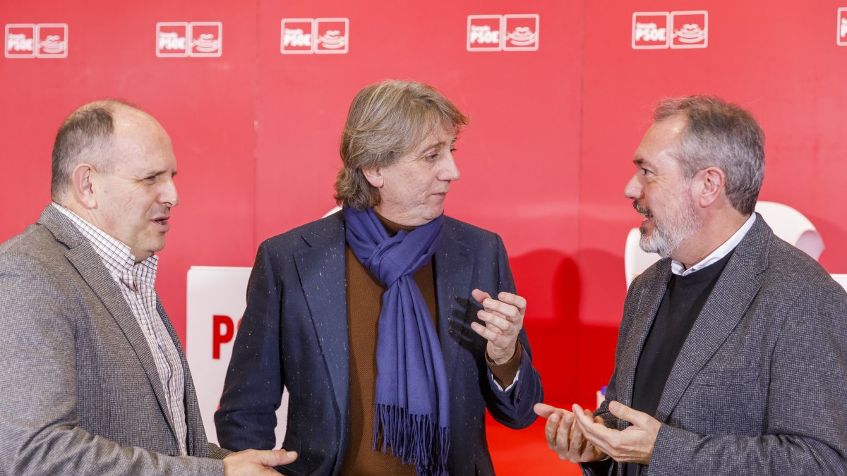 El secretario general del PSOECyL y candidato a la Presidencia de la Junta, Carlos Martínez, y el portavoz socialista en el Senado, Juan Espadas.