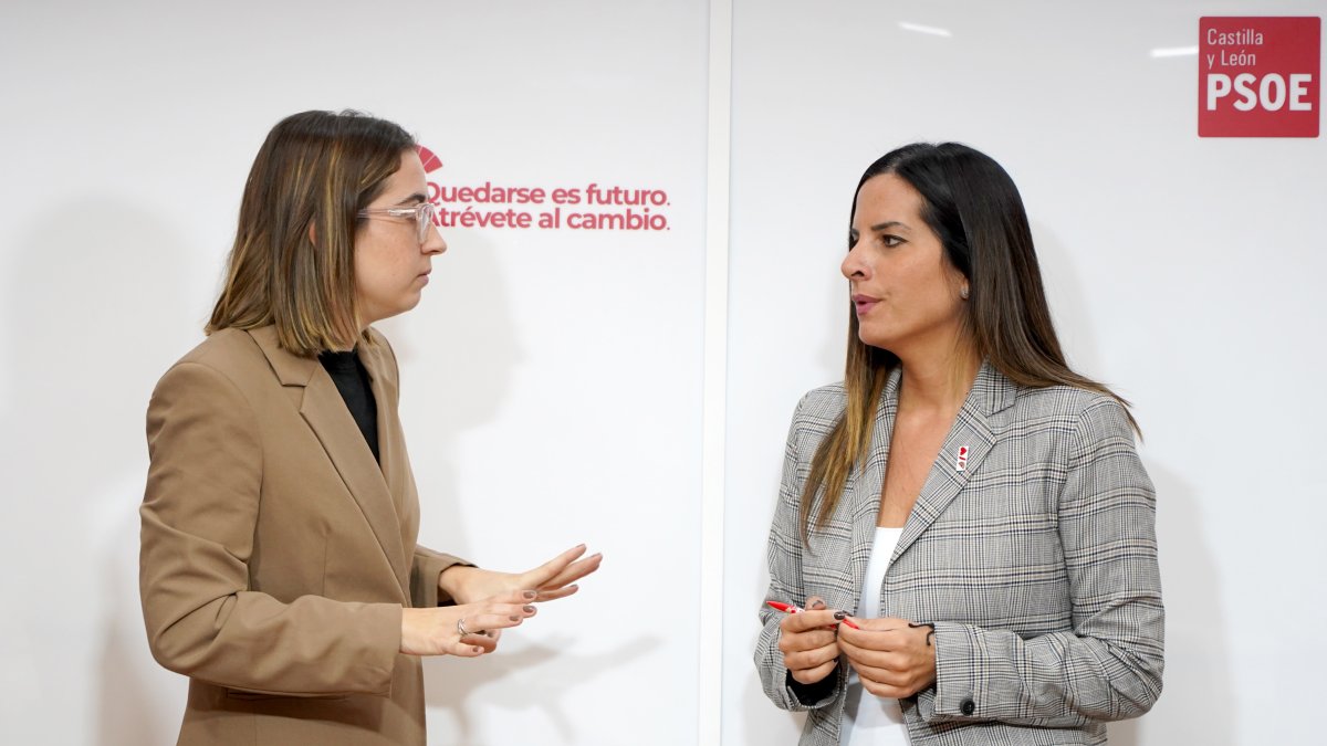 La vicesecretaria general del PSOE de Castilla y León, Nuria Rubio, y la presidenta del Consejo de la Juventud de Castilla y León, Sandra Ámez.