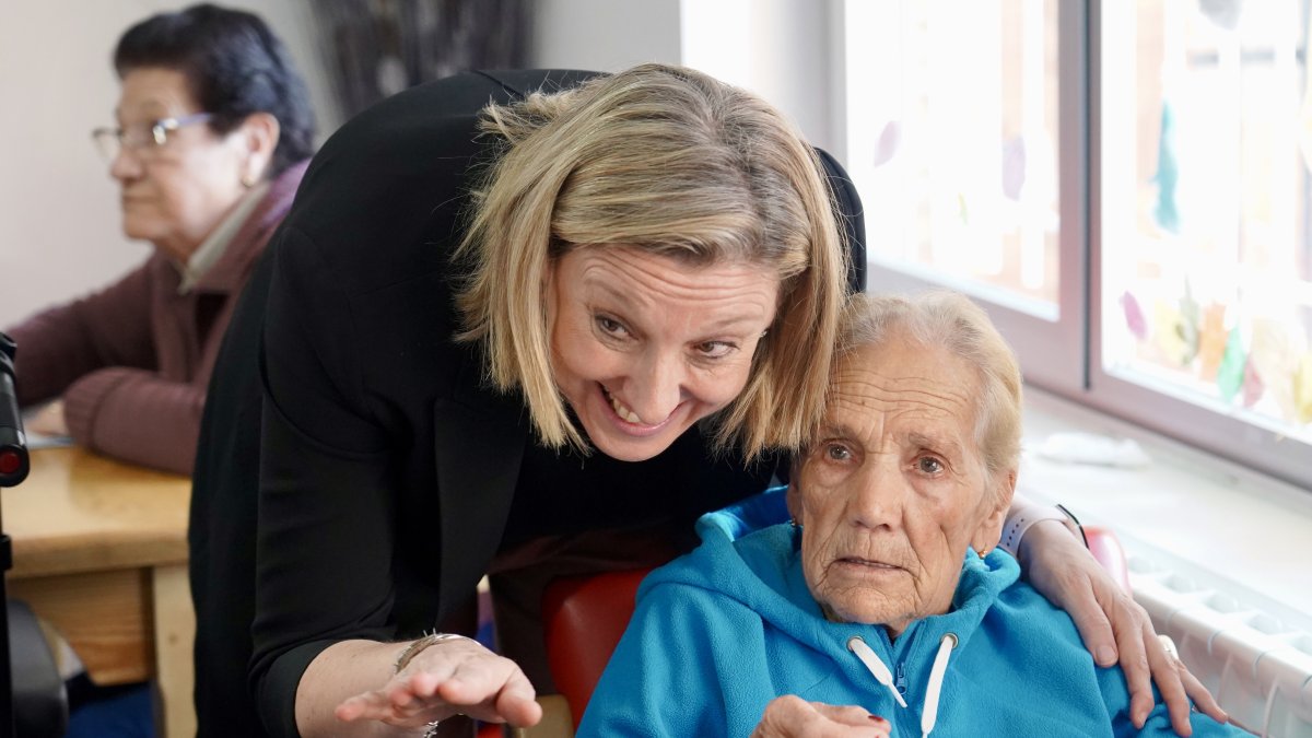 Isabel Blanco, en la visita al centro de día 'AFA La Bañeza'.