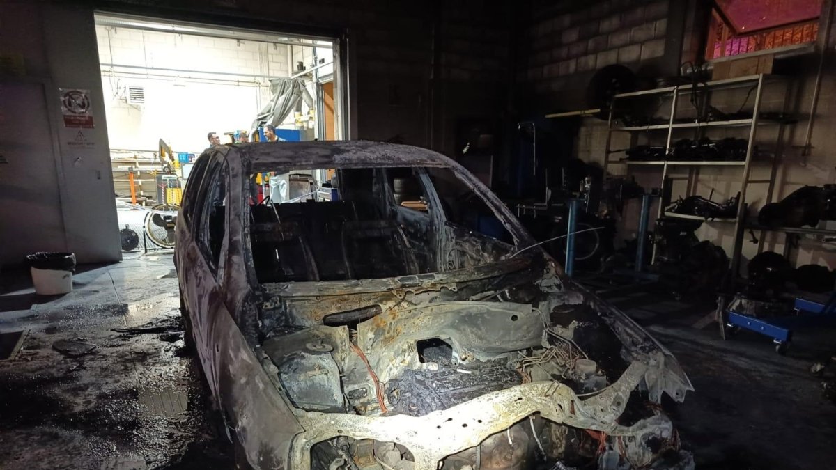 Coche afectado por el incendio en un taller de Soria