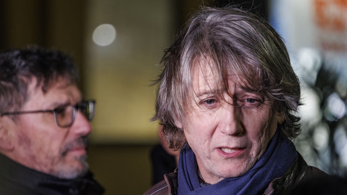 El secretario general del PSOECyL, Carlos Martínez, atiende a los medios antes de visitar el barrio de Gamonal, en Burgos.