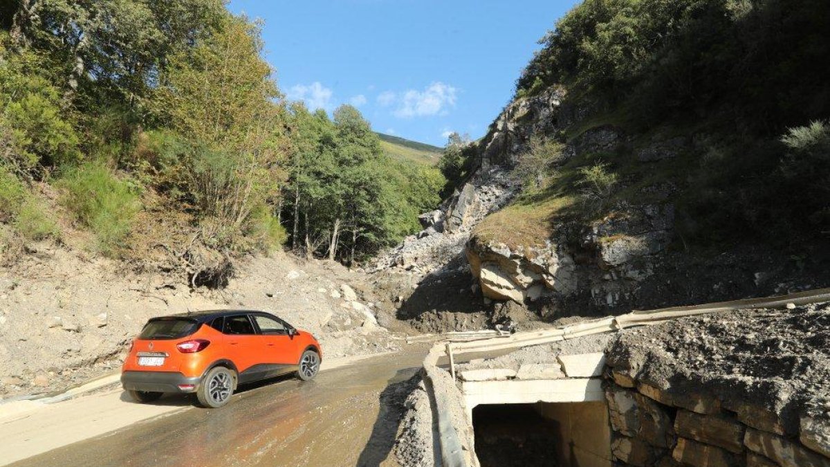 Derrumbe en la carretera de Peñalba en El Bierzo.