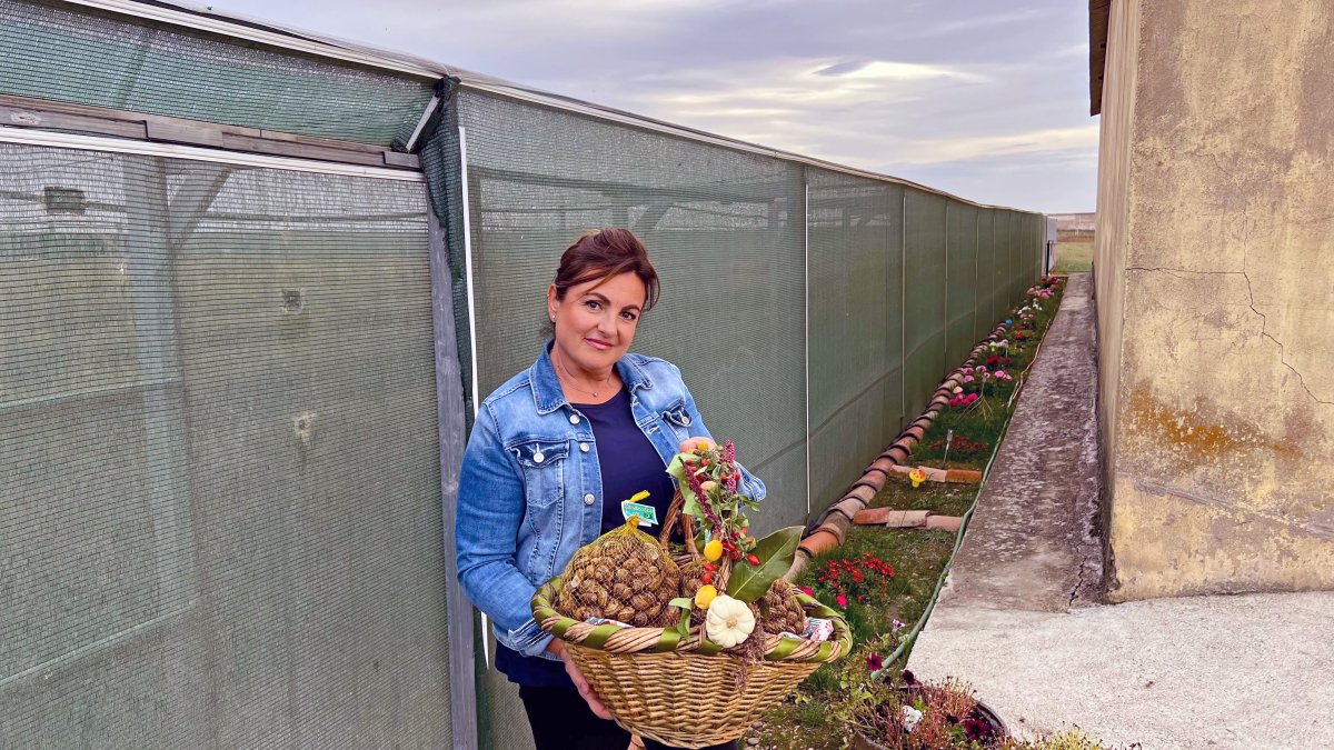 Ana María posa en su granja de Ciadoncha.