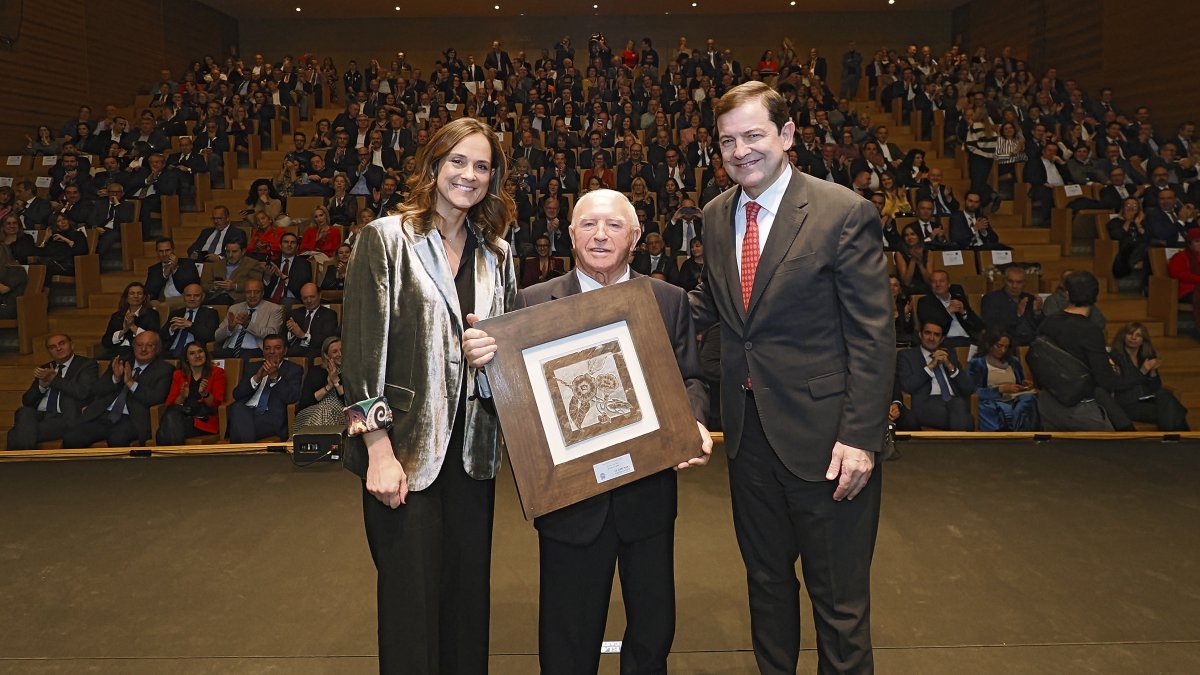 Adriana Ulibarri, editora de El Mundo de Castilla y León, y Alfonso Fernández Mañueco, entrega el premio A Toda Una Vida a Jesús Yllera, de Bodegas Yllera