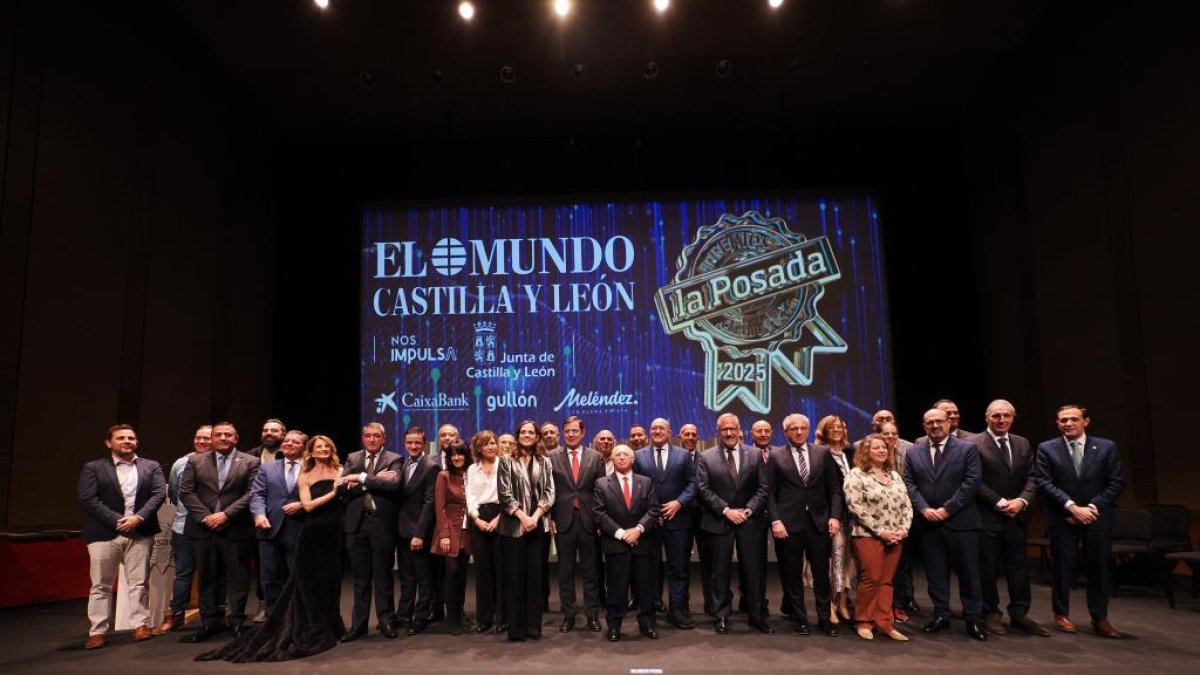 Los premiados con las autoridades.