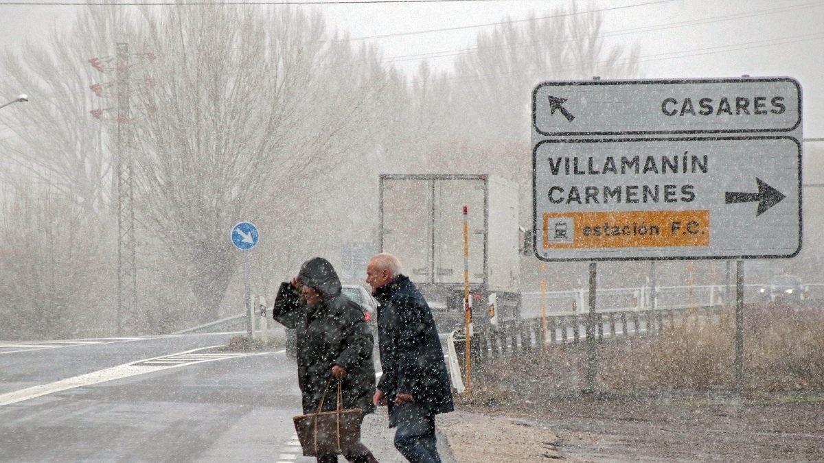 La primera nevada de la temporada llega a las cumbres de la vertiente leonesa de la Cornisa Cantábrica