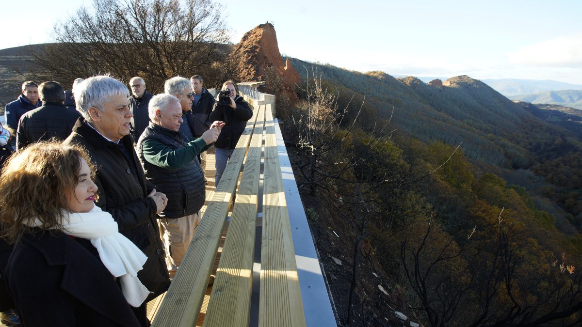 El consejero de Cultura, Turismo y Deporte, Gonzalo Santonja, durante su visita al Mirador de Orellán (León)