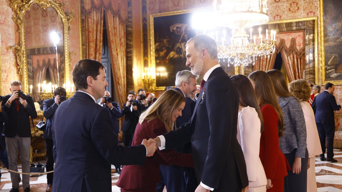 El presidente de la Junta saluda al rey Felipe VI en el acto del 50º aniversario de la restauración de la Monarquía.