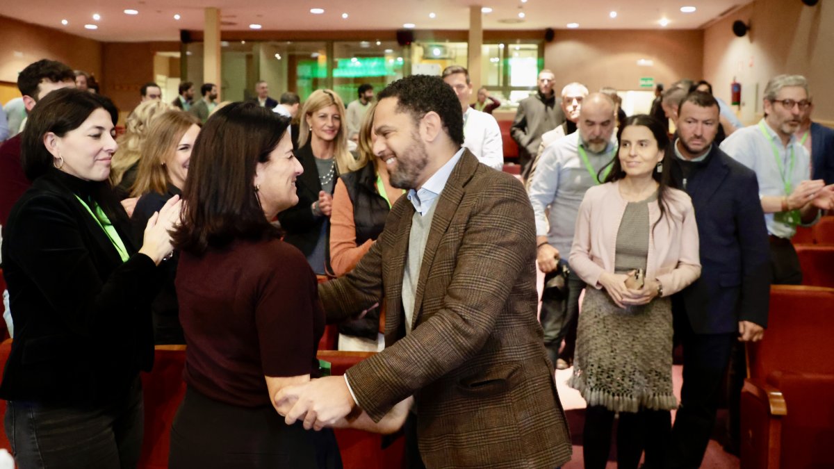 El secretario general de Vox, Ignacio Garriga, atiende a los medios antes de su intervención en las jornadas interparlamentarias del partido que tienen lugar en Salamanca.
