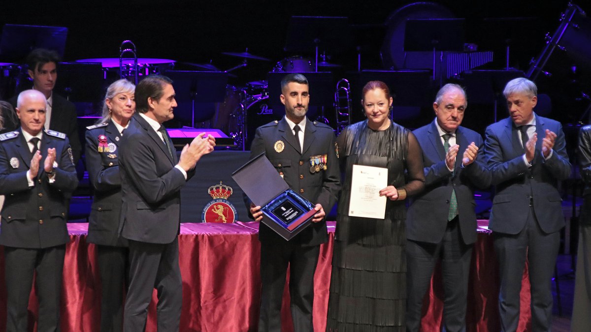 El consejero de Medio Ambiente, Vivienda y Ordenación del Territorio, Juan Carlos Suárez-Quiñones, y el alcalde de León, José Antonio Diez, participan en el acto de entrega de las Medallas al Mérito de la Policía Local