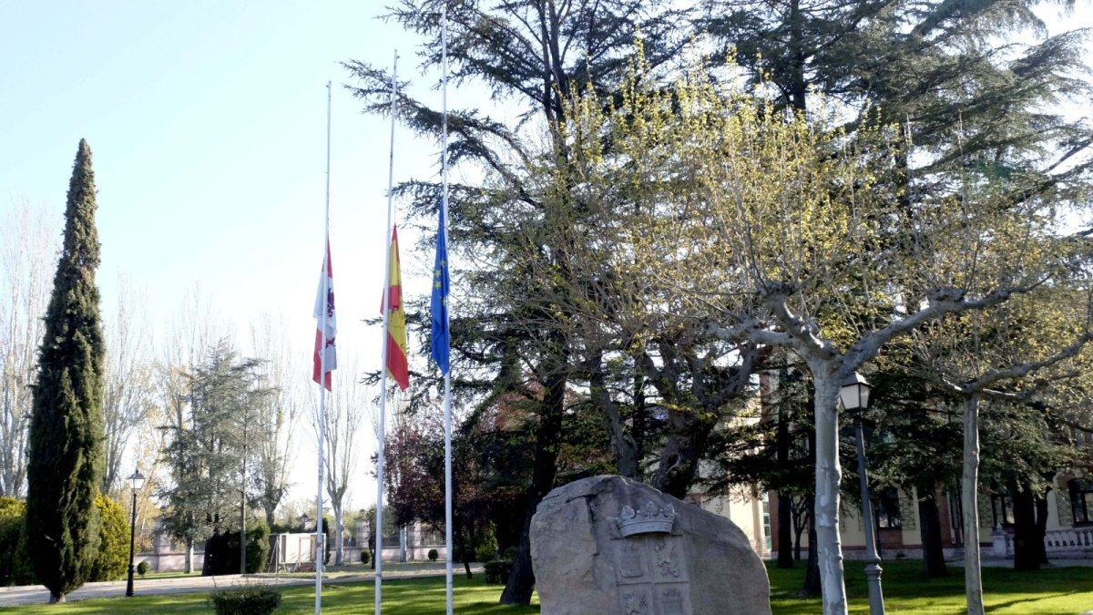 Banderas a media asta en la sede de la Junta de Castilla y León