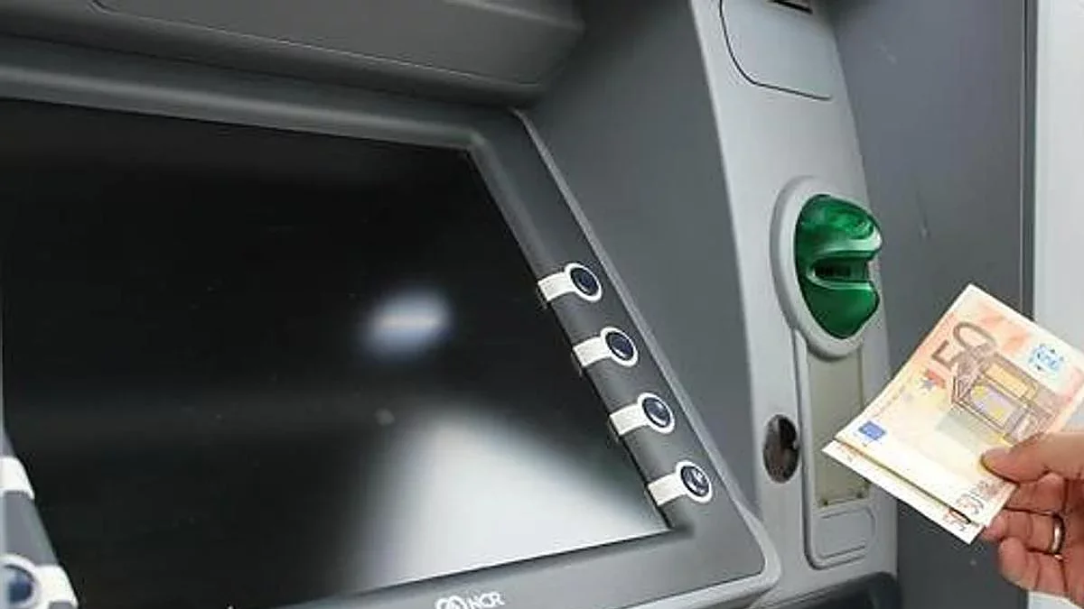 Retirada de dinero en un cajero automático.