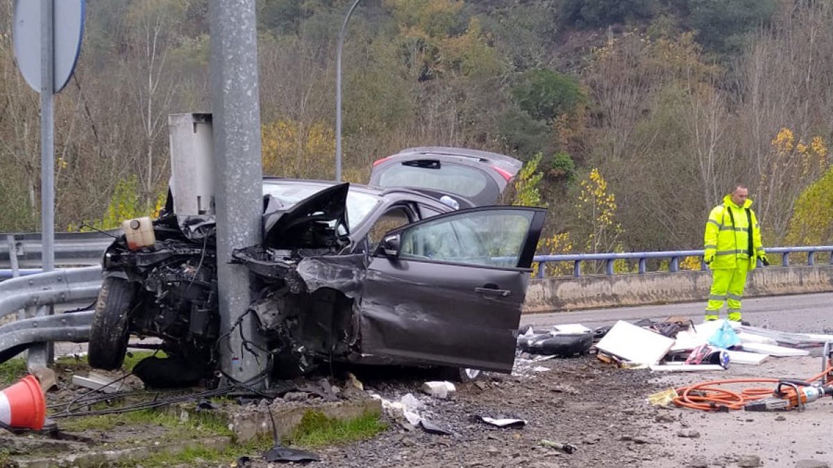 Accidente de tráfico con un atrapado en la A-6, en un punto próximo a la entrada del túnel de Villafranca sentido Madrid