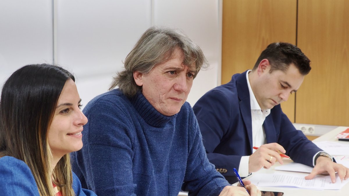 El secretario de Organización del PSOE de Castilla y León, Daniel de la Rosa, comparece tras el Plenario de la Comisión Ejecutiva Autonómica (CEA) del PSCyL, presidida por  Carlos Martínez