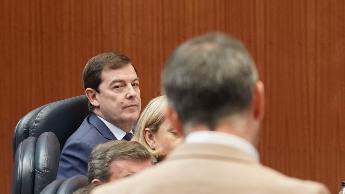 El presidente de la Junta, Alfonso Fernández Mañueco, durante el pleno de las Cortes