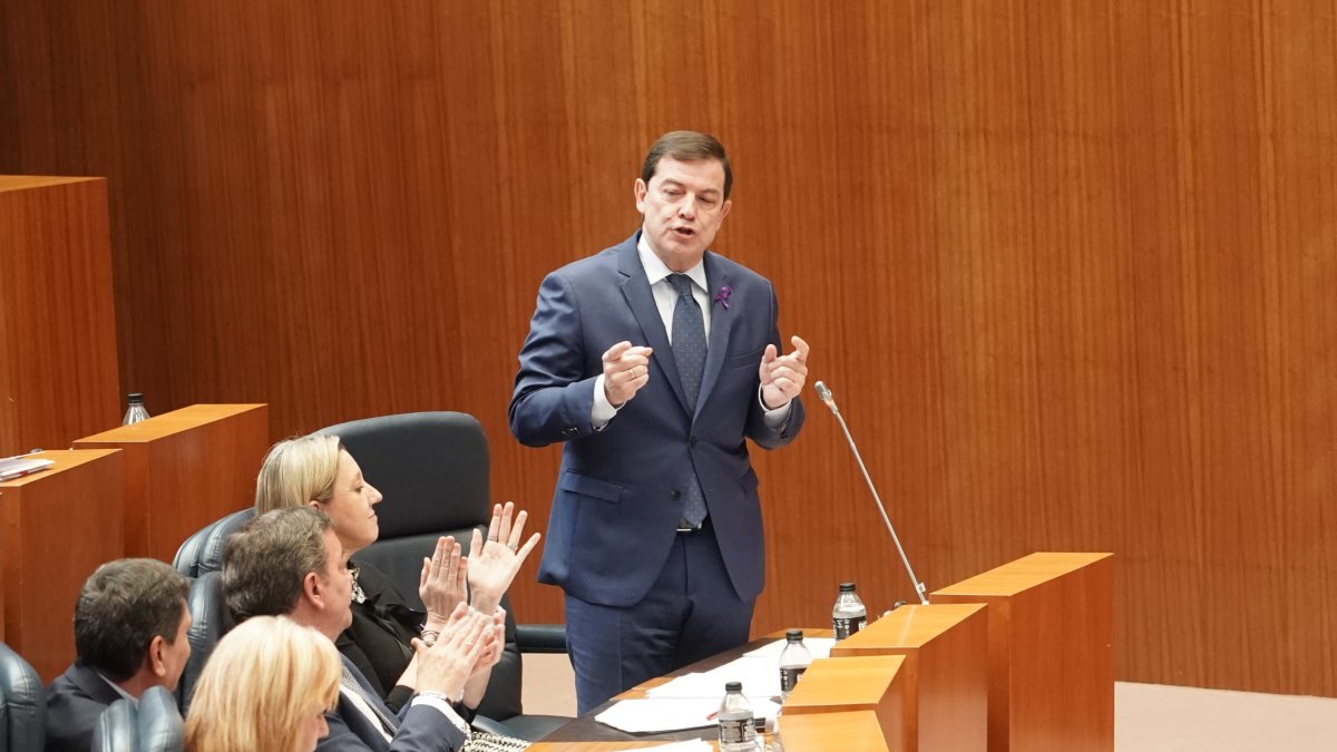 El presidente de la Junta, Alfonso Fernández Mañueco, durante el pleno de las Cortes