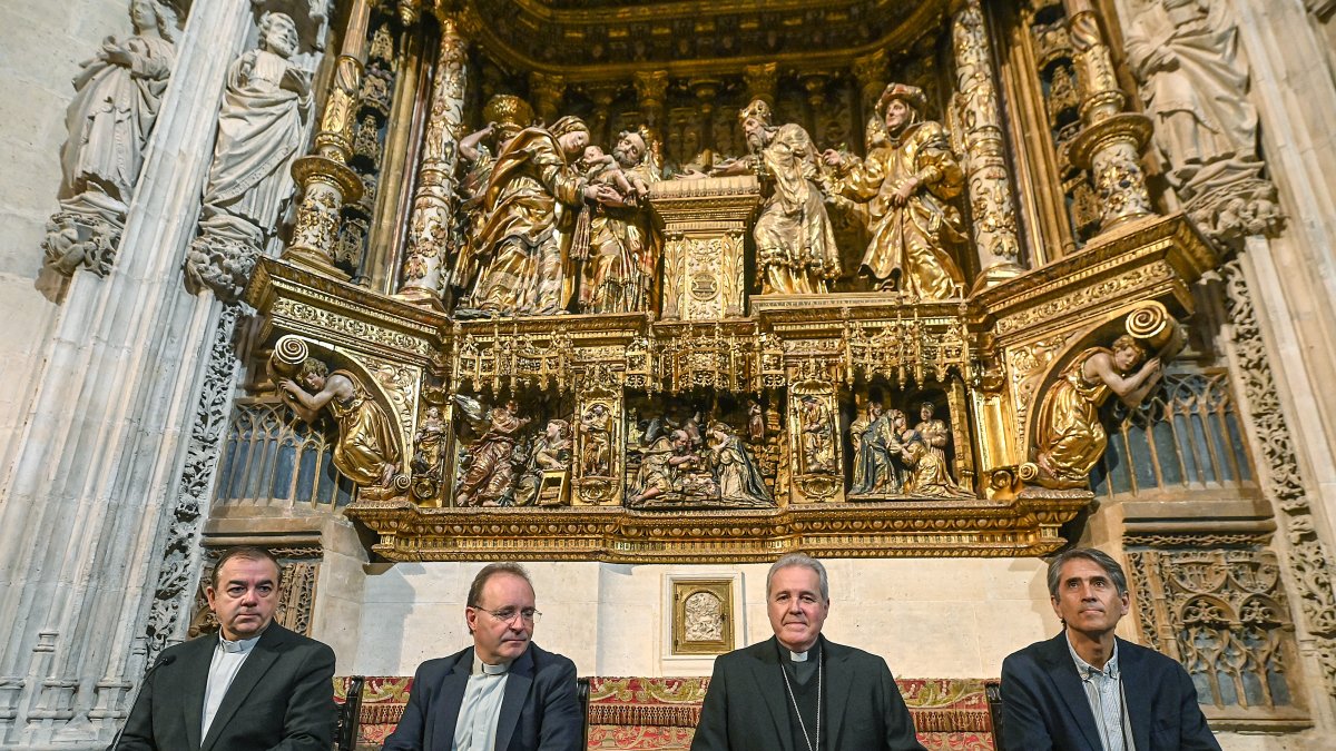 El Cabildo de Burgos durante la presentación de los eventos que se realizarán por la inauguración de las puertas de Antonio López.