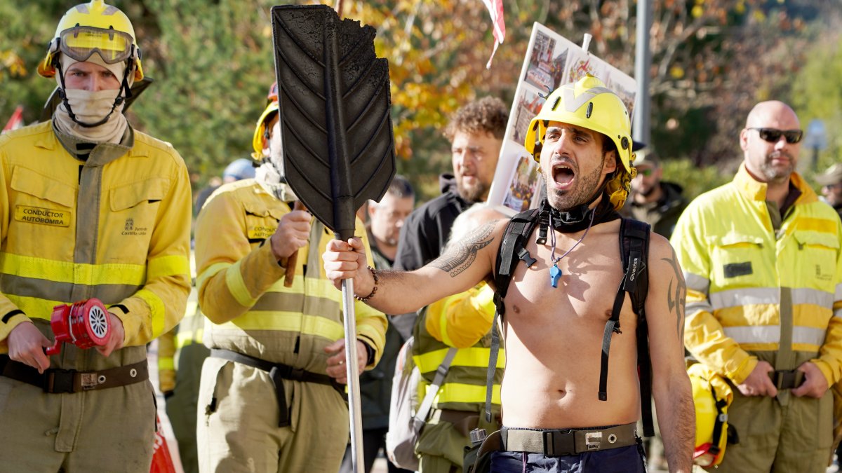 Protestas de bomberos forestales y agentes medioambientales ante las Cortes de Castilla y León.