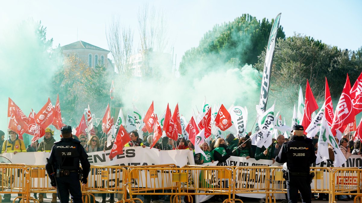 Concentración ante las cortes de bomberos forestales y agentes medioambientales.